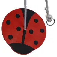 Dřevěná beruška na listu