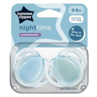Tommee Tippee: Noční sada 2 fluoreskujících ortodontických dudlíků v různých variantách (0-6 měsíců)
