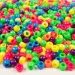 PlayBox: Válcové barevné korálky v neonových barvách, balení 1000 kusů.